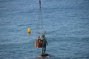 Una grúa de 80 metros trabaja en la reparación del Neptuno en Melenara/TA.